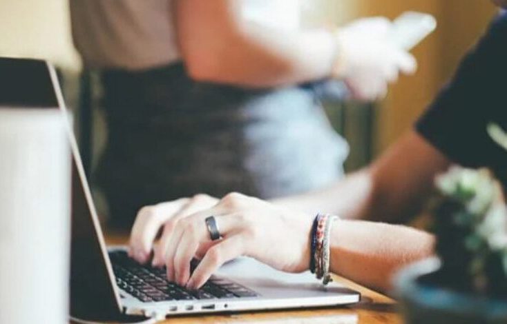 Frauenhände schreiben auf Laptop